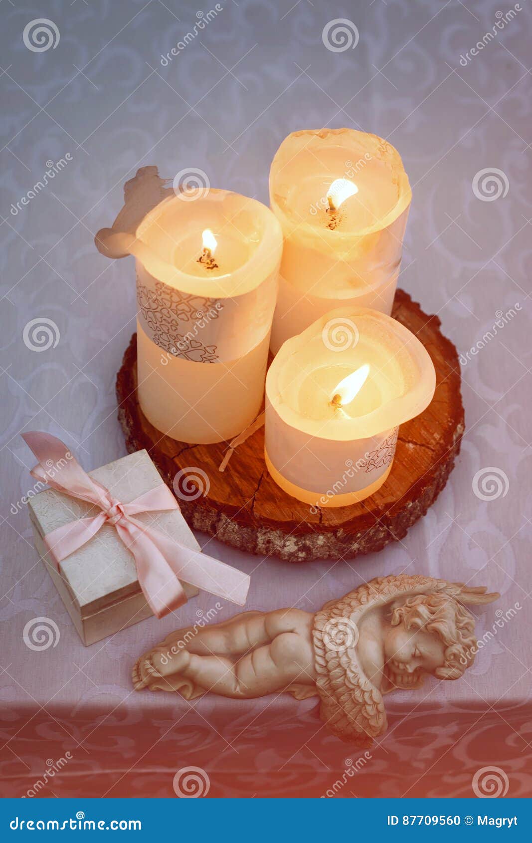 Tabella Decorata Con Le Candele E Gli Angeli Per Nozze O La Cena Romantica Contenitore Di Regalo Con Le Fedi Nuziali Proposta O Fotografia Stock Immagine Di Sera Alimento