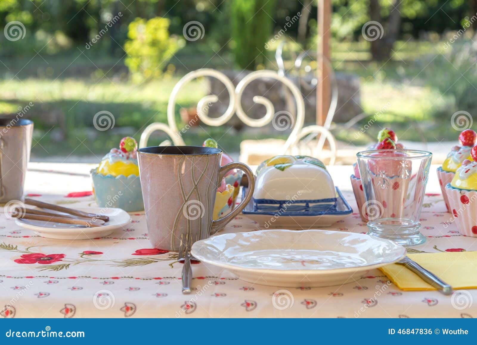 Tabella di prima colazione decorata nel giardino di aria aperta ... Decorazioni decorazione Giardino