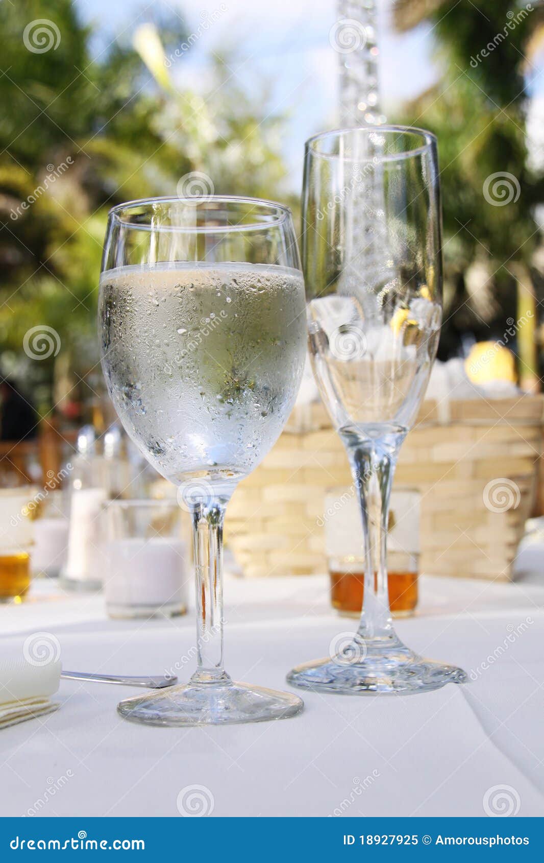 Tabelle der Gläser bei Empfang. Wasser- und Champagnergläser auf Tabelle des Hochzeitsempfangs. Tropischer Freienstandort.