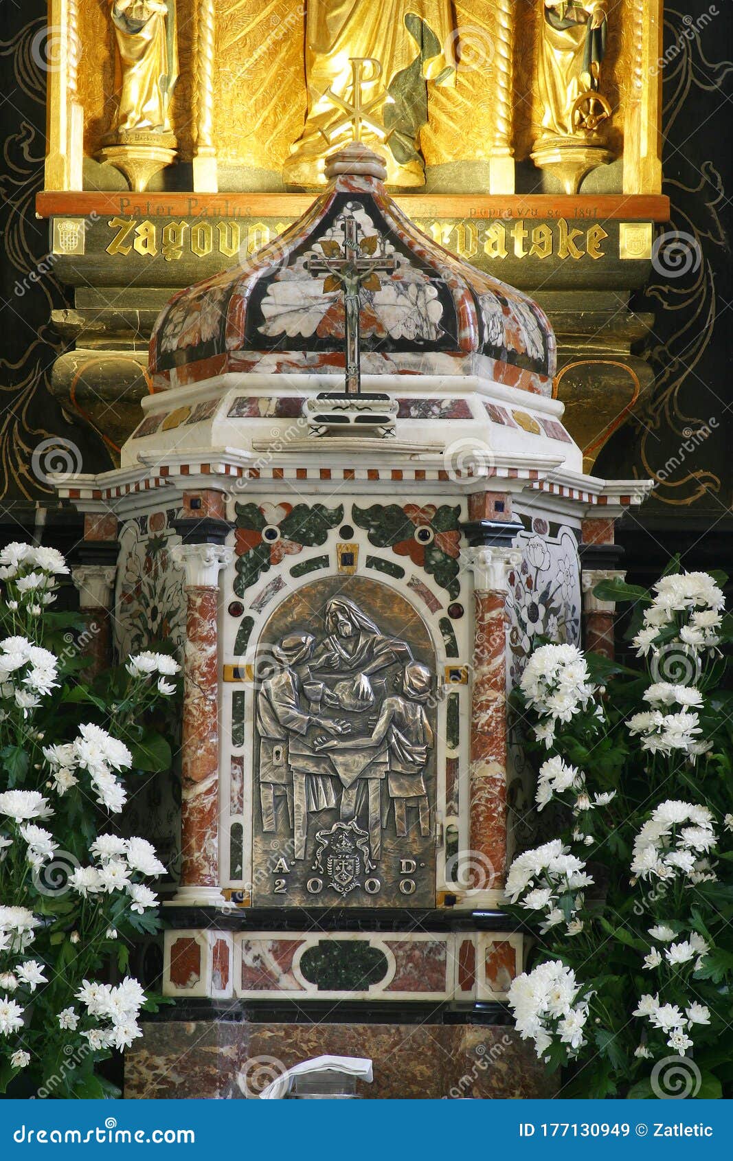 Tabernáculo Sobre El Altar Principal En La Iglesia De La Asunción De La  Virgen María En La Remate Zagreb Imagen de archivo - Imagen de croacia,  espiritual: 177130949