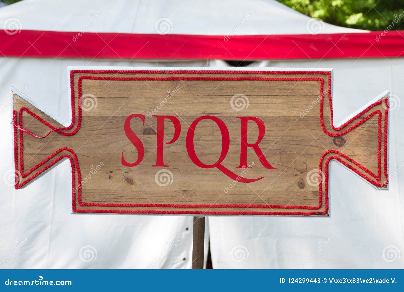 cartel en latÃÂ­n. s.p.q.r. senatus populusque romanus.