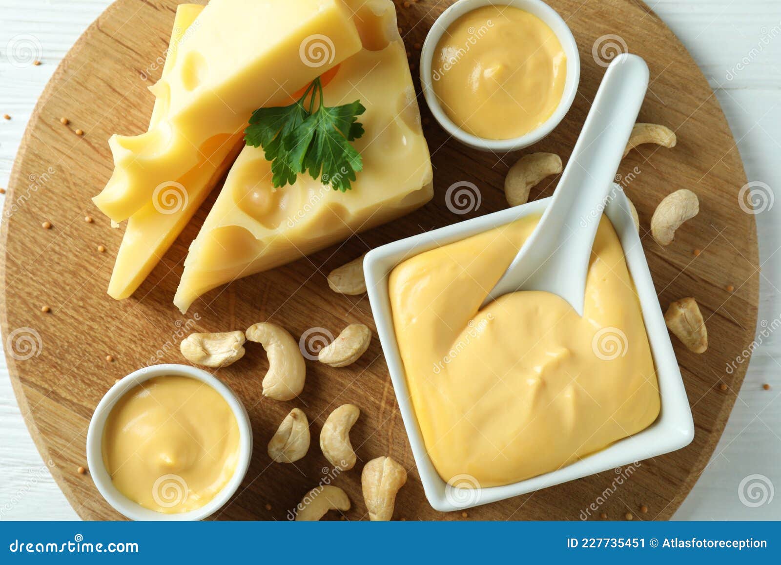 Tabla Con Salsa De Queso E Ingredientes Vista Superior Imagen de