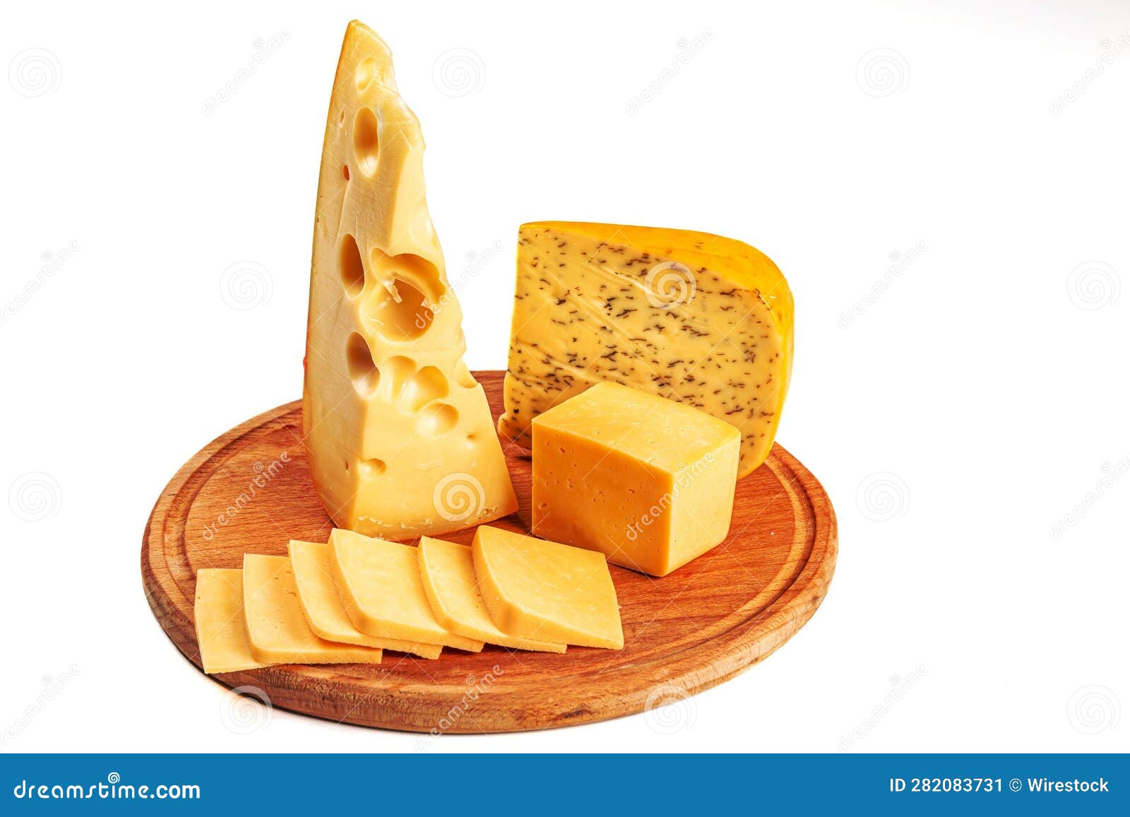 Tabla De Corte De Madera Con Rodajas De Queso Imagen de archivo