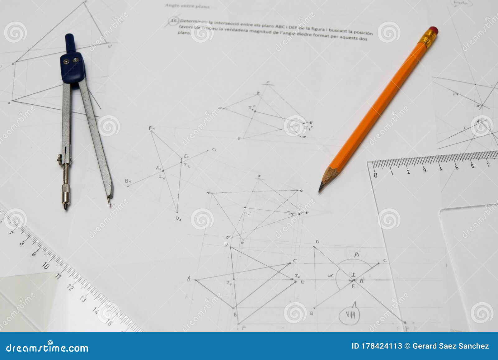 Tabla De Dibujo Técnica Con Papel De Reglas De Brújula De