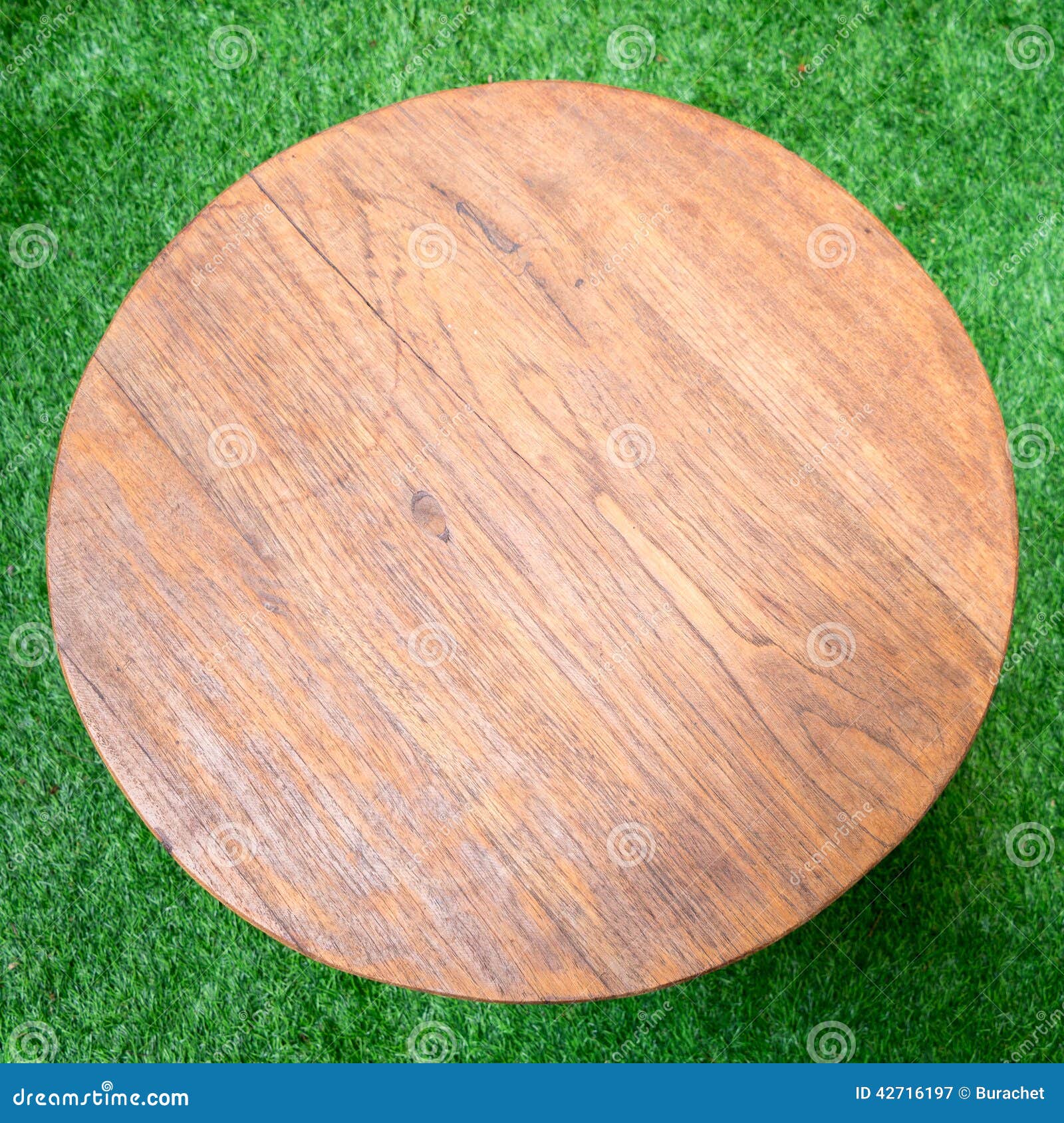 Tabla De Madera En Un Piso De La Hierba Imagen de archivo Imagen de