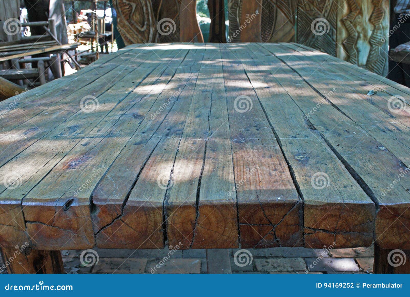 TABLA DE MADERA GRANDE EN SOMBRA Foto de archivo Imagen de manzanas
