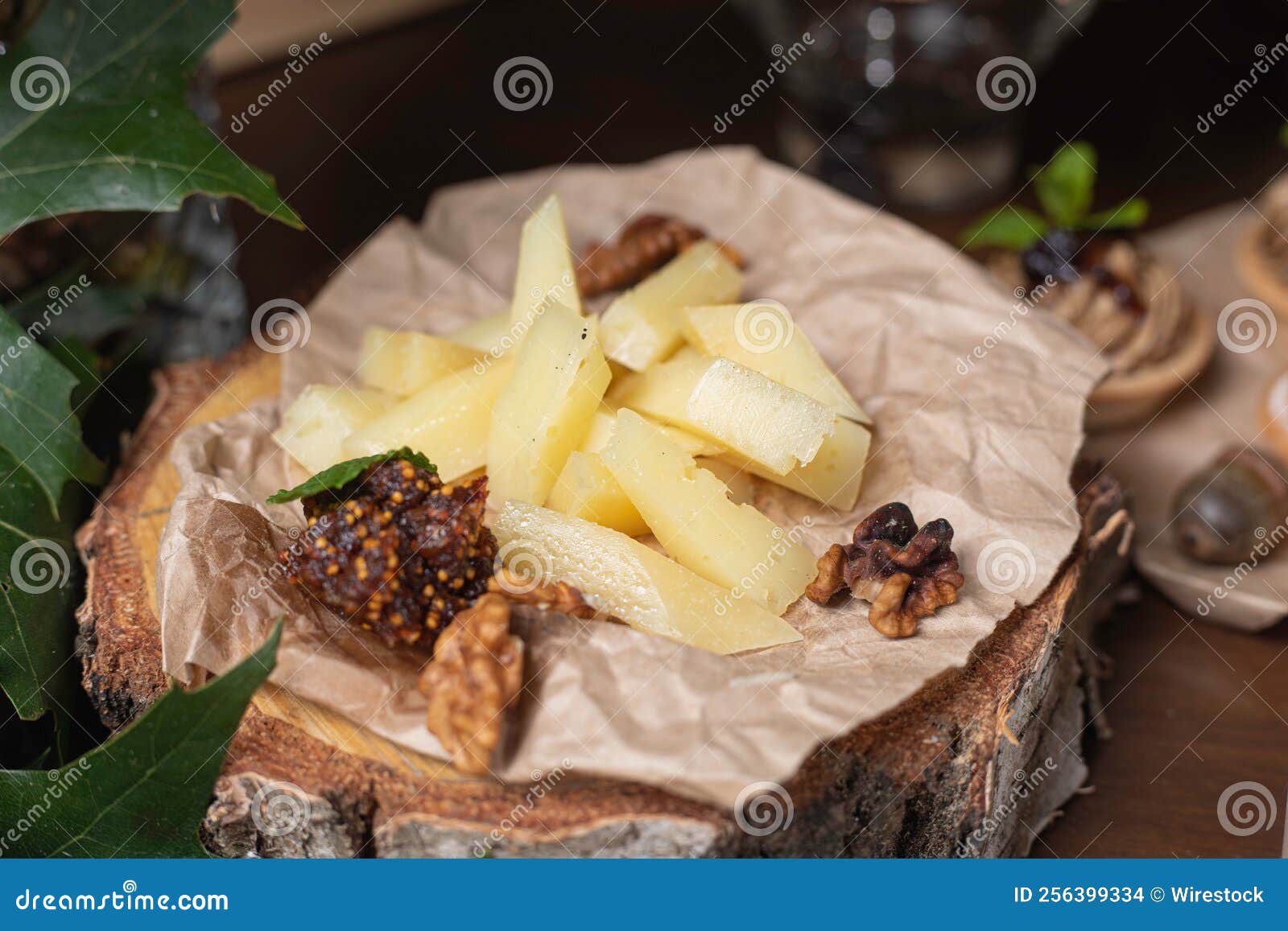 Tabla De Quesos Con Nueces En Madera. Foto de archivo Imagen de