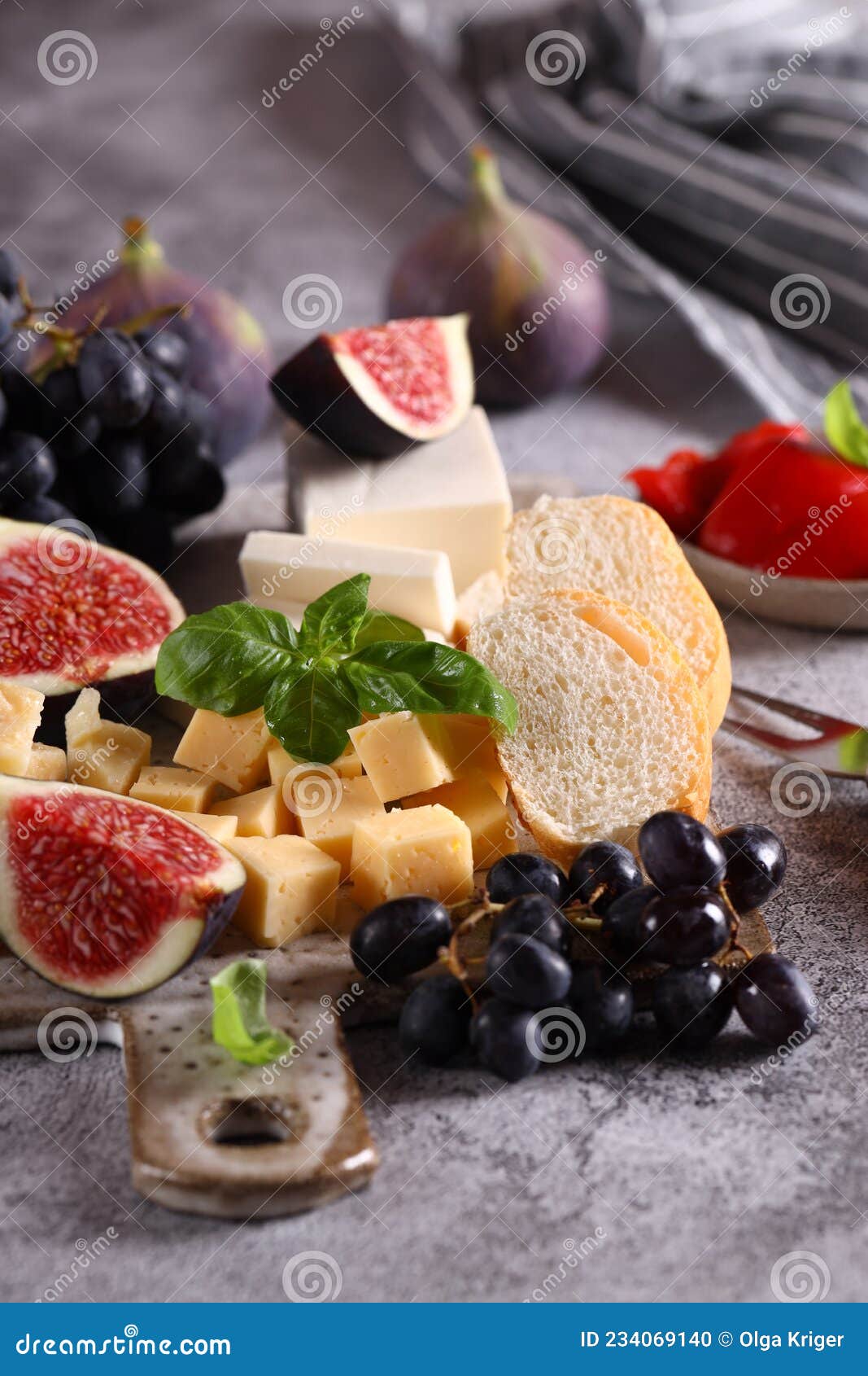 Tabla de quesos con uvas foto de archivo. Imagen de vario 234069140
