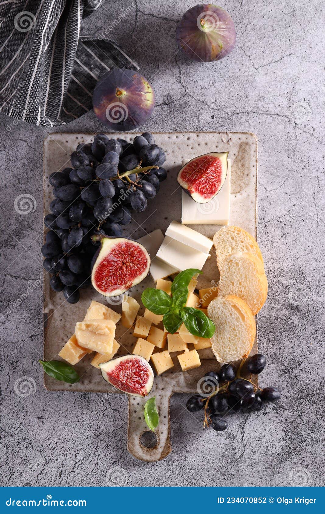 Tabla de quesos con uvas foto de archivo. Imagen de placa 234070852