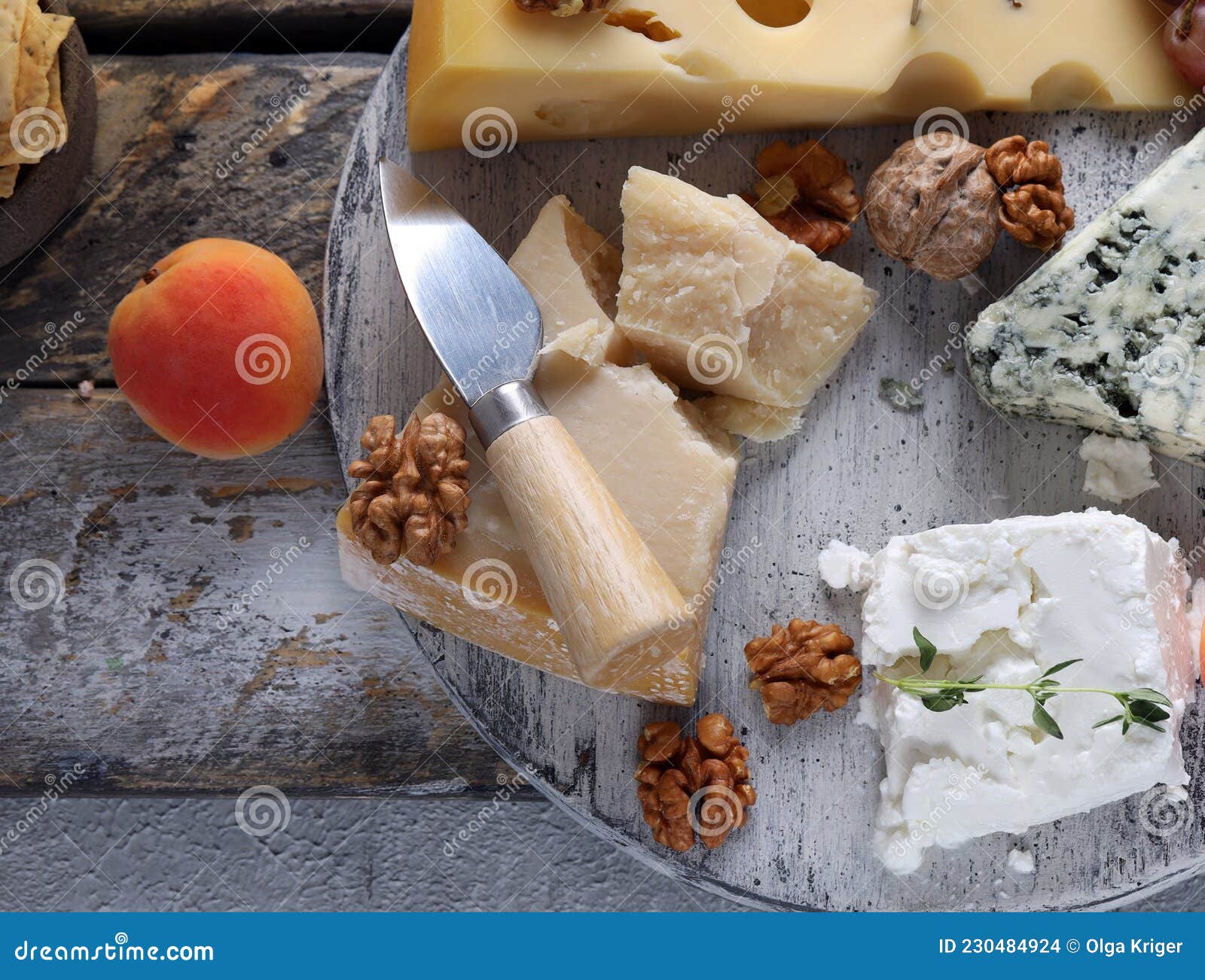 Tabla de quesos con uvas foto de archivo. Imagen de fresco 230484924