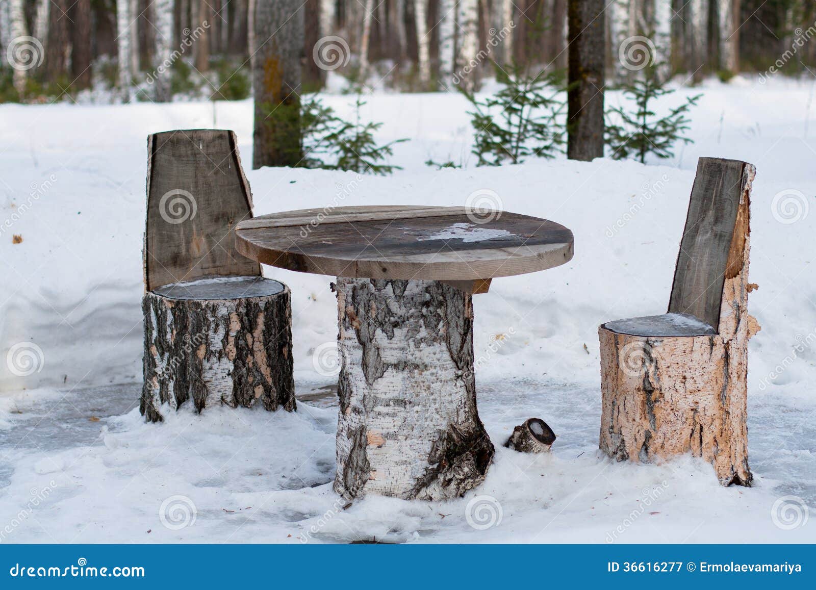 Tabla Y Sillas Hechas De Troncos De árbol Imagen archivo Imagen de tranquilidad, nadie: