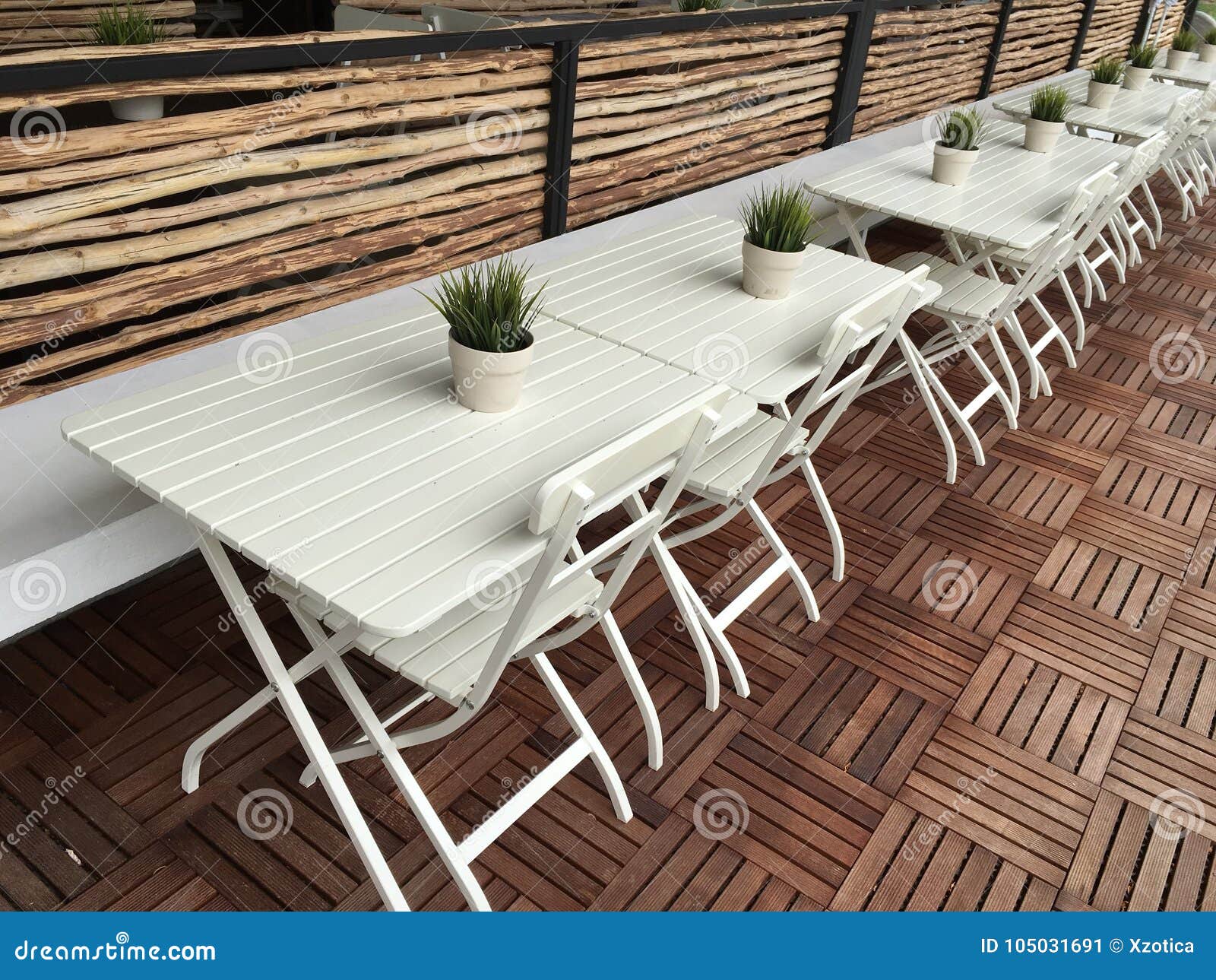 Tablas blancas imagen de archivo. Imagen de azulejos 105031691