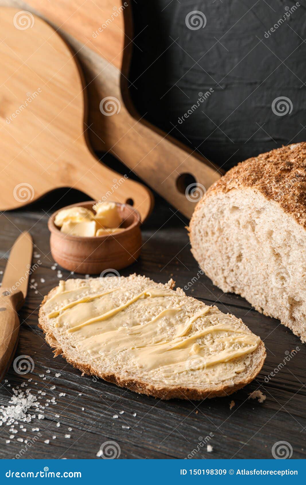 Tablas De Cortar, Pan, Sal, Cuchillo Y Mantequilla En La Tabla De Madera  Contra Fondo Negro Imagen de archivo - Imagen de cuchillo, casero: 150198309