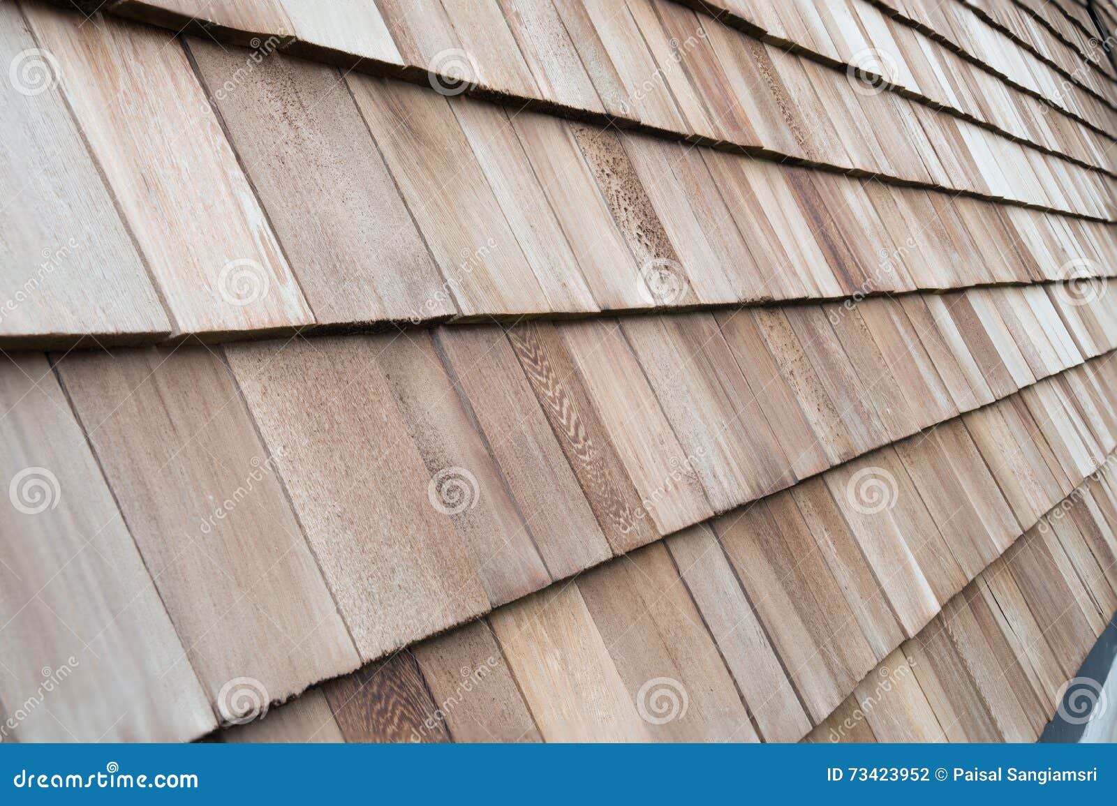 Tablas De Madera Del Cedro Para El Tejado O La Pared Foto de archivo Imagen de sacudidas