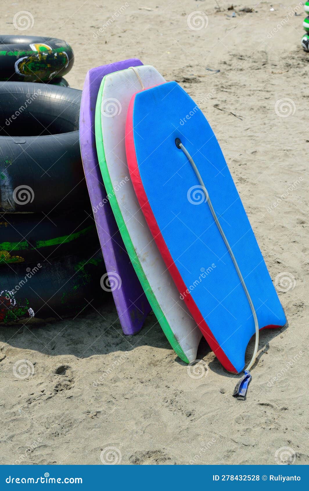 Tablas de surf en la playa foto de archivo. Imagen de verano 278432528