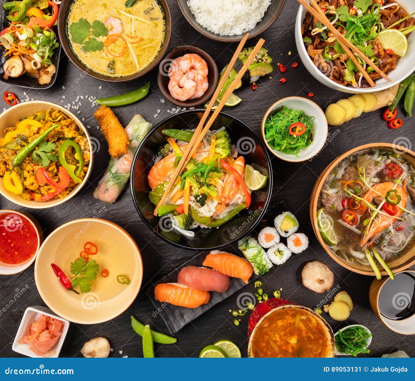 Une Variété De Nourriture Asiatique Sur Fond Jaune Vif. Légumes Frits  Chinois Avec D'autres Aliments Asiatiques Sur Un Gris Photo stock - Image  du asiatique, foncé: 252491304