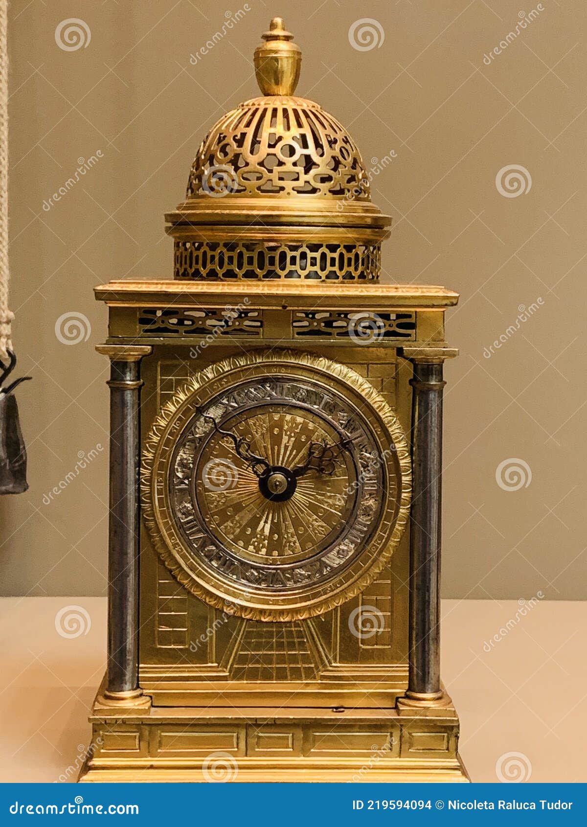Komst Politieagent vinger Table Clock Made Around 1600 by a Dutch or Flemish Immigrant in London  Editorial Stock Image - Image of chased, arts: 219594094