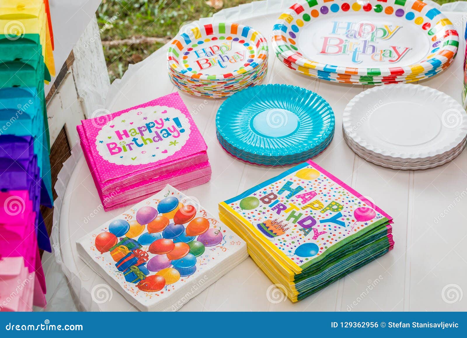 Table D'anniversaire Servie Avec La Vaisselle Jetable Photo stock - Image  du heureux, papier: 129362956