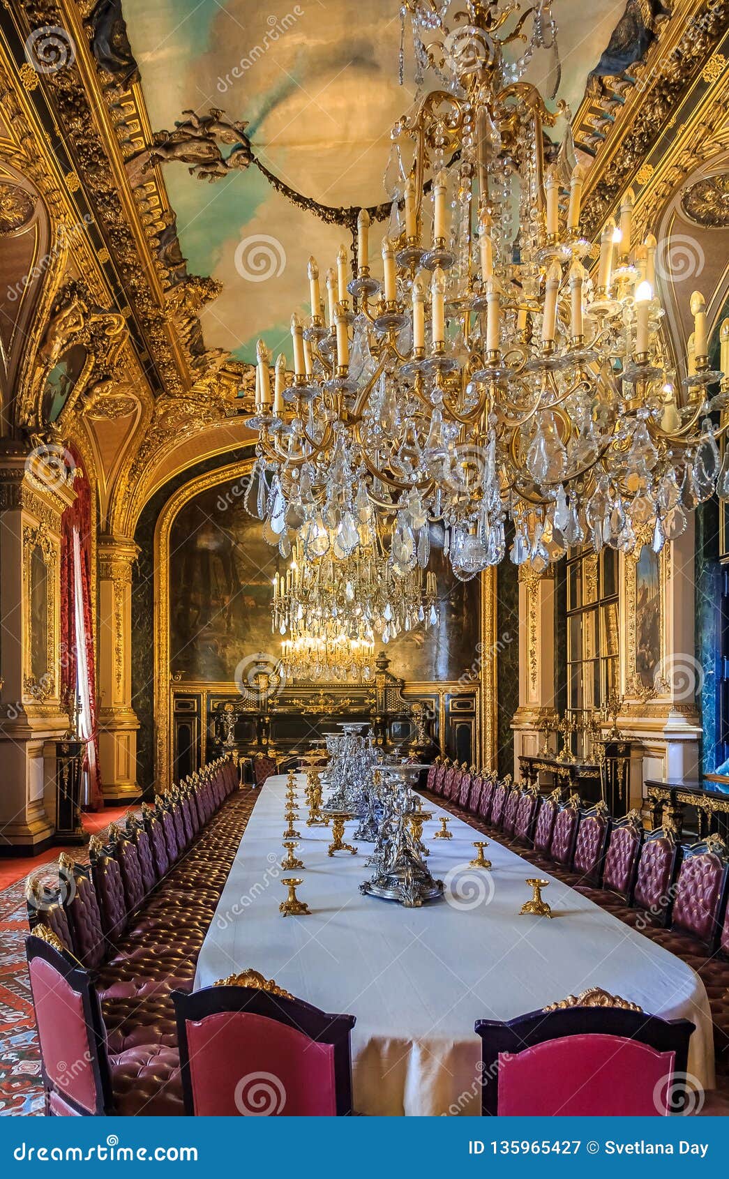 Table De Banquet Dans Les Appartements Du Napoléon III Dans Le Musée De  Louvre à Paris, En France Avec L'ameublement Baroque De L Photographie  éditorial - Image du château, intérieur: 135965427