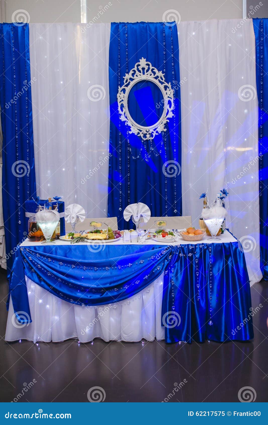 Table de banquet de mariage. Intérieur du restaurant, décoré pour le mariage