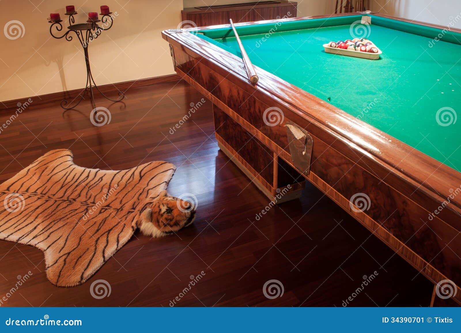 Table De Billard Avec La Fausse Couverture De Peau De Tigre Image stock -  Image du tigre, architectural: 34390701