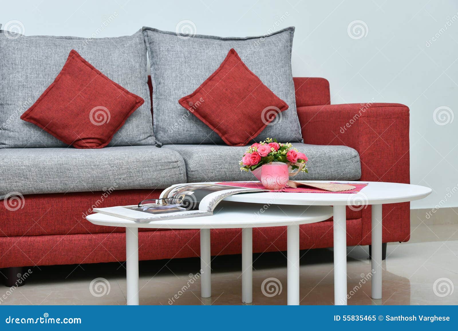 Image libre de droits: red and grey living room. image: 53310306