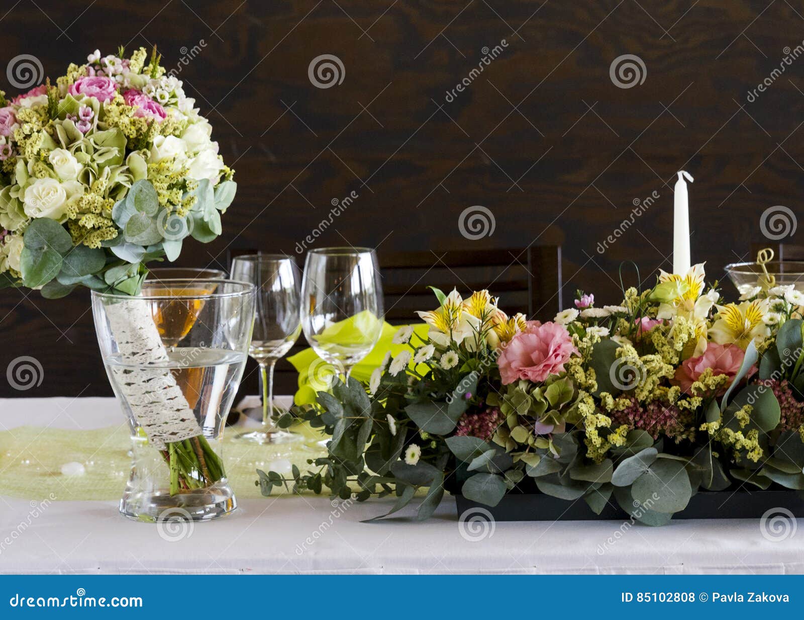 Table De Mariage Avec Le Bouquet De Fleur Photo Stock