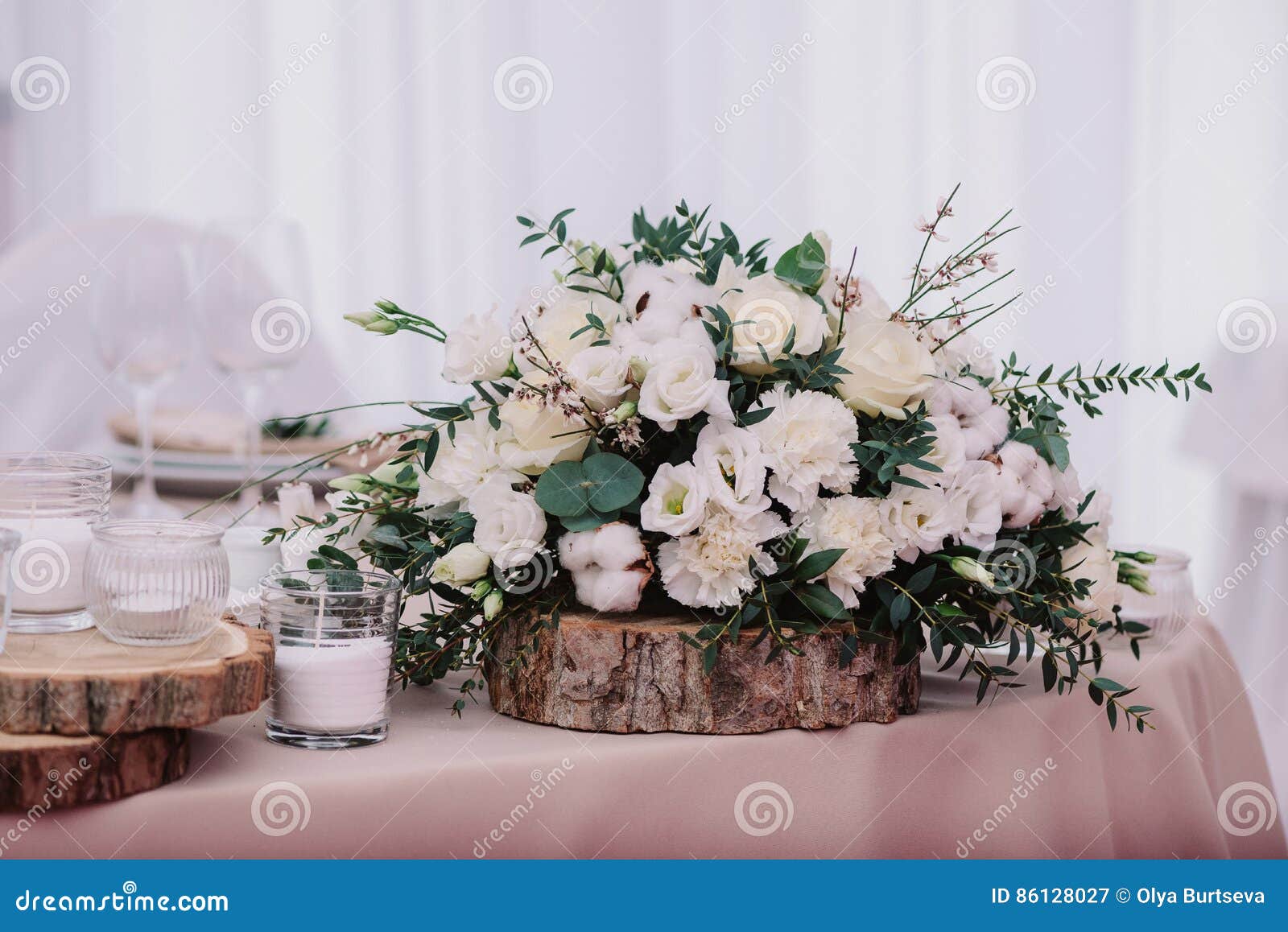 Table De Mariage Décorée Du Bouquet Et Des Bougies Image stock - Image du  luxe, amour: 86128027
