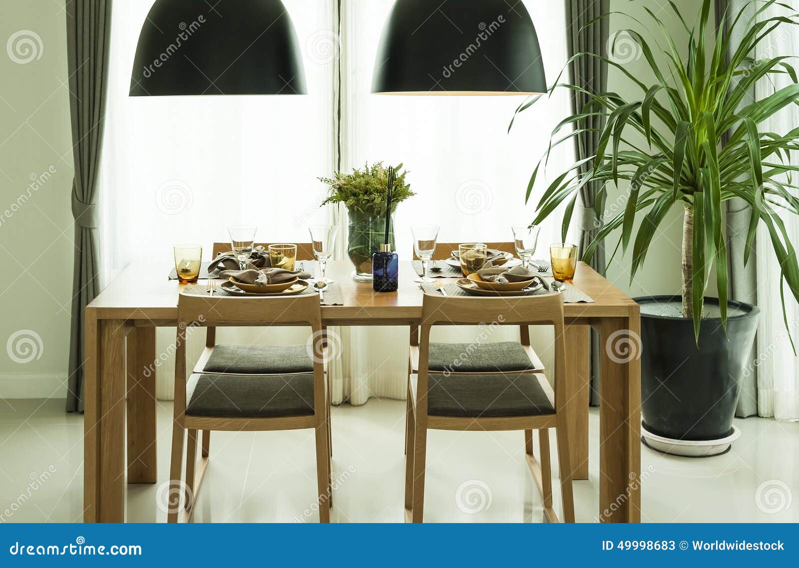Table de salle à manger et chaises confortables dans la maison ...