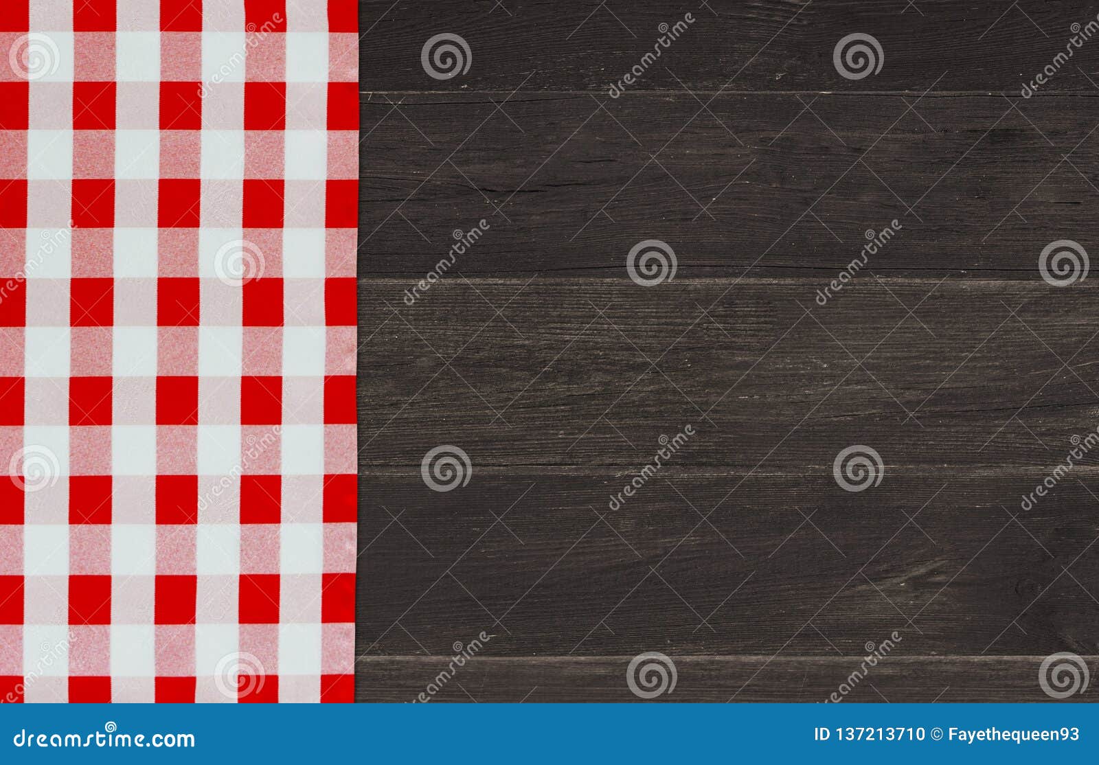 Table En Bois De Cru De Brown Avec La Serviette Rouge De