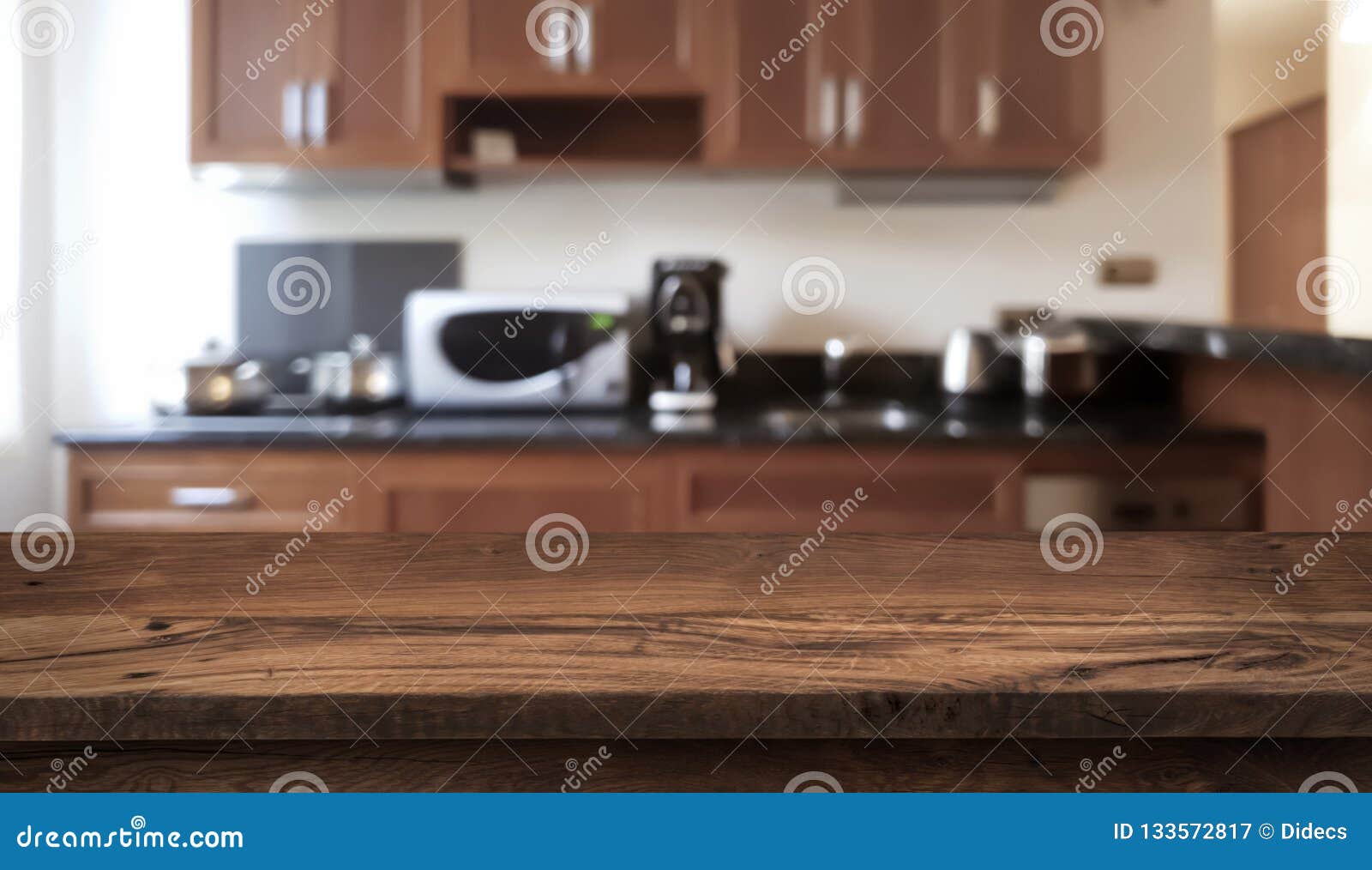 Table En Bois Devant Le Dessus De Comptoir De Cuisine