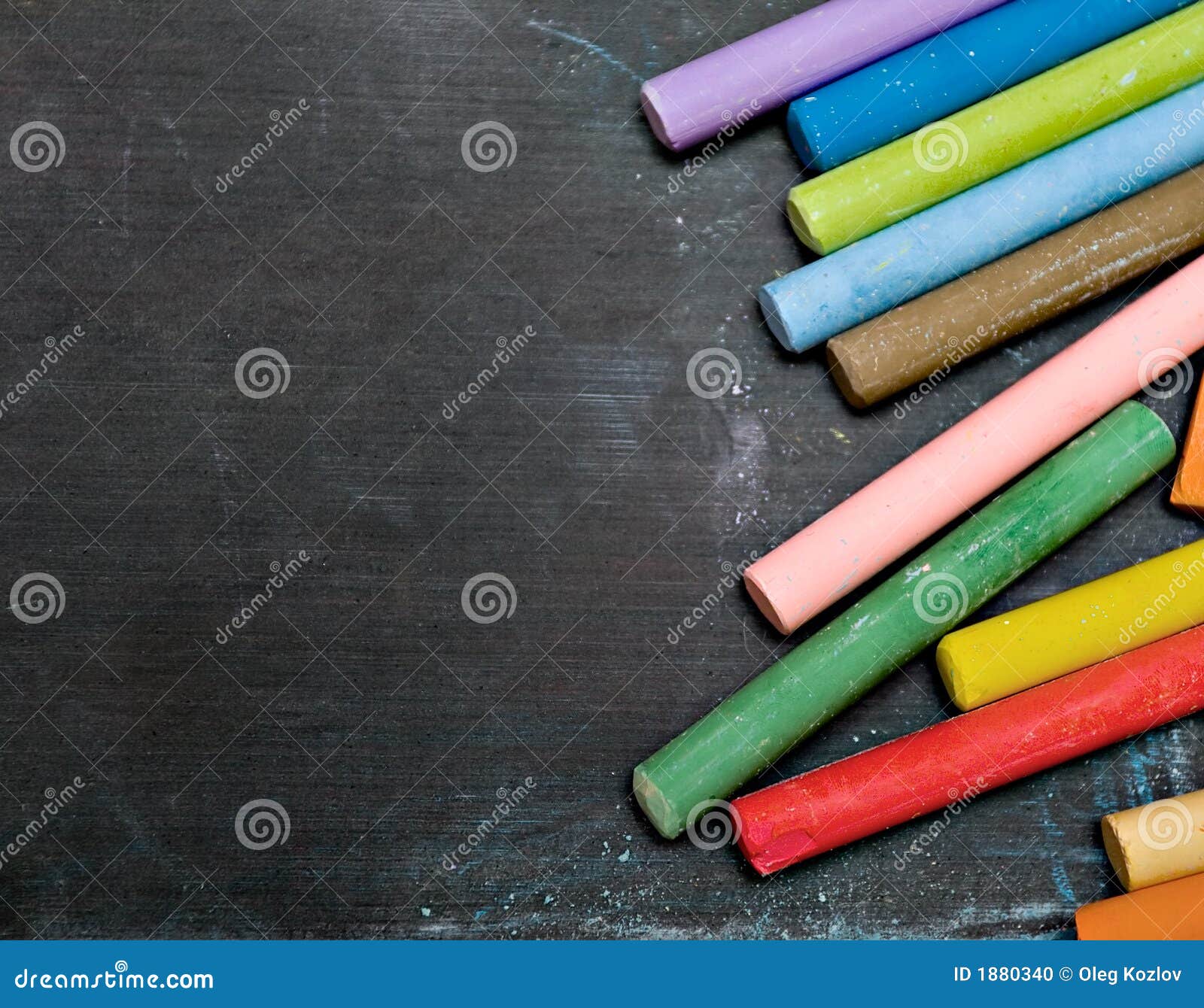 Tableau Noir Avec Les Crayons Colorés Photo Stock - Image Du Blanc,  Enseignement: 1880340