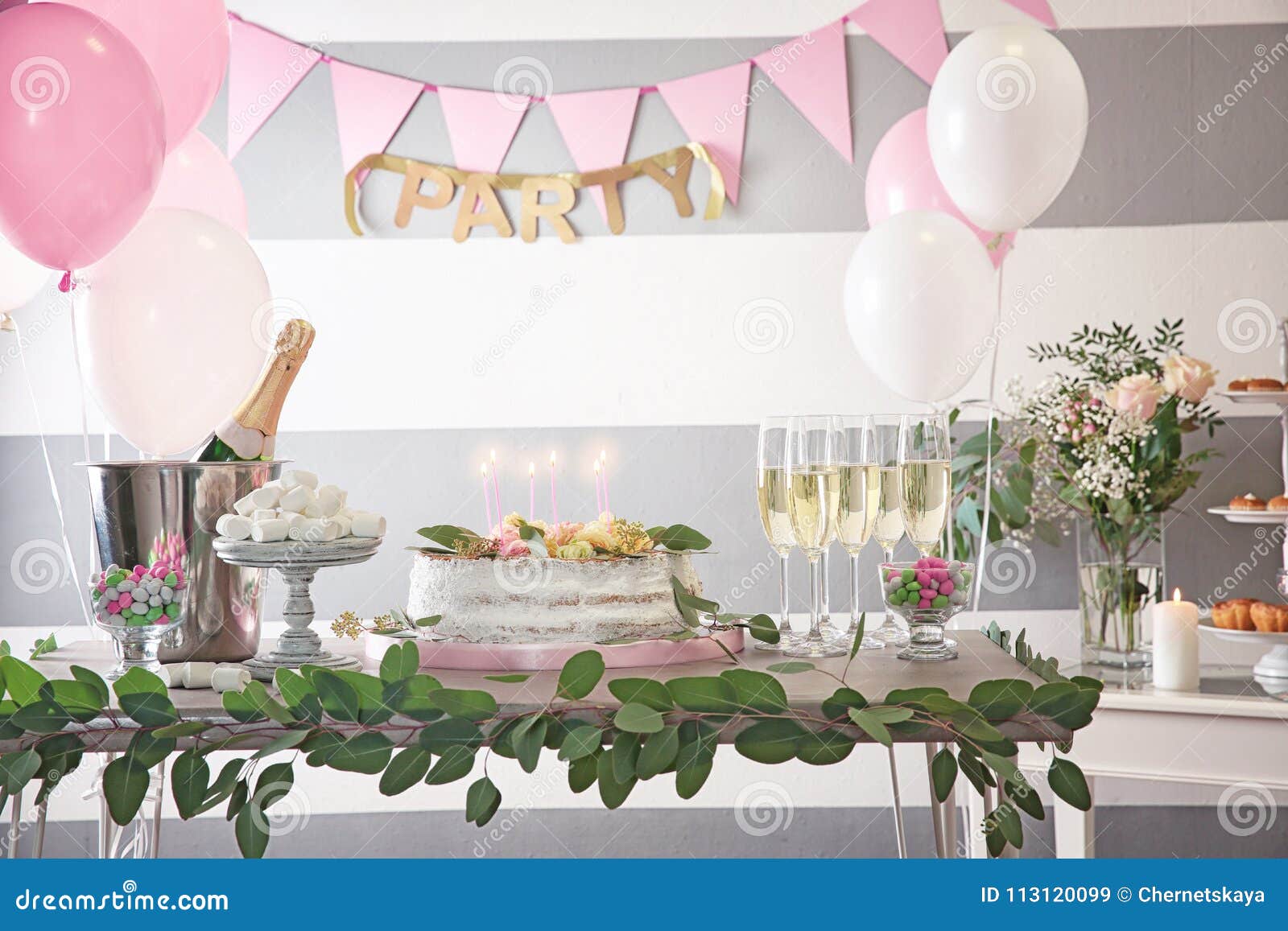 Tableau Servi Au Diner D Anniversaire Image Stock Image Du Neuf Nourriture