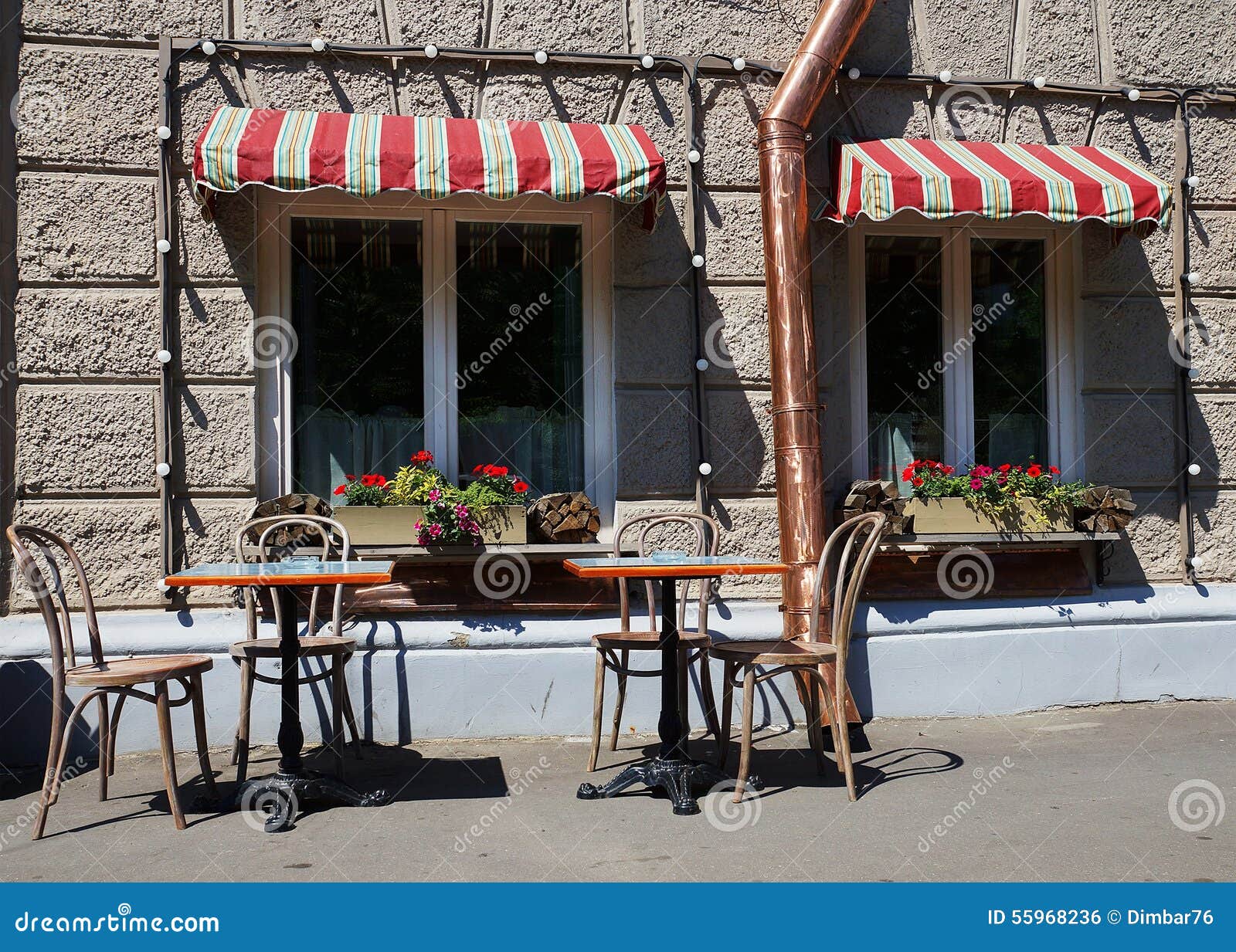 Столики на улице кафе. Кафе со столиками на улице. Столики на улице в кофейне. Французский стол на улице. Улица возле кафе.