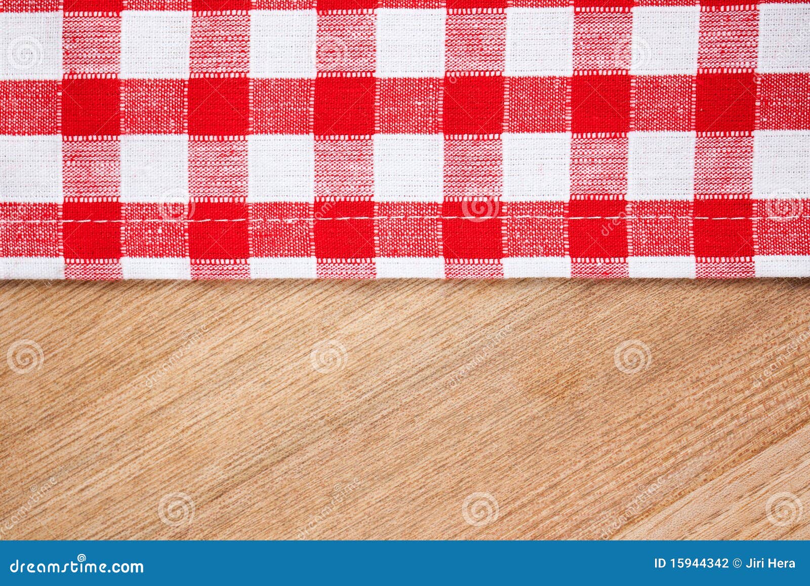 O tablecloth checkered na tabela de madeira