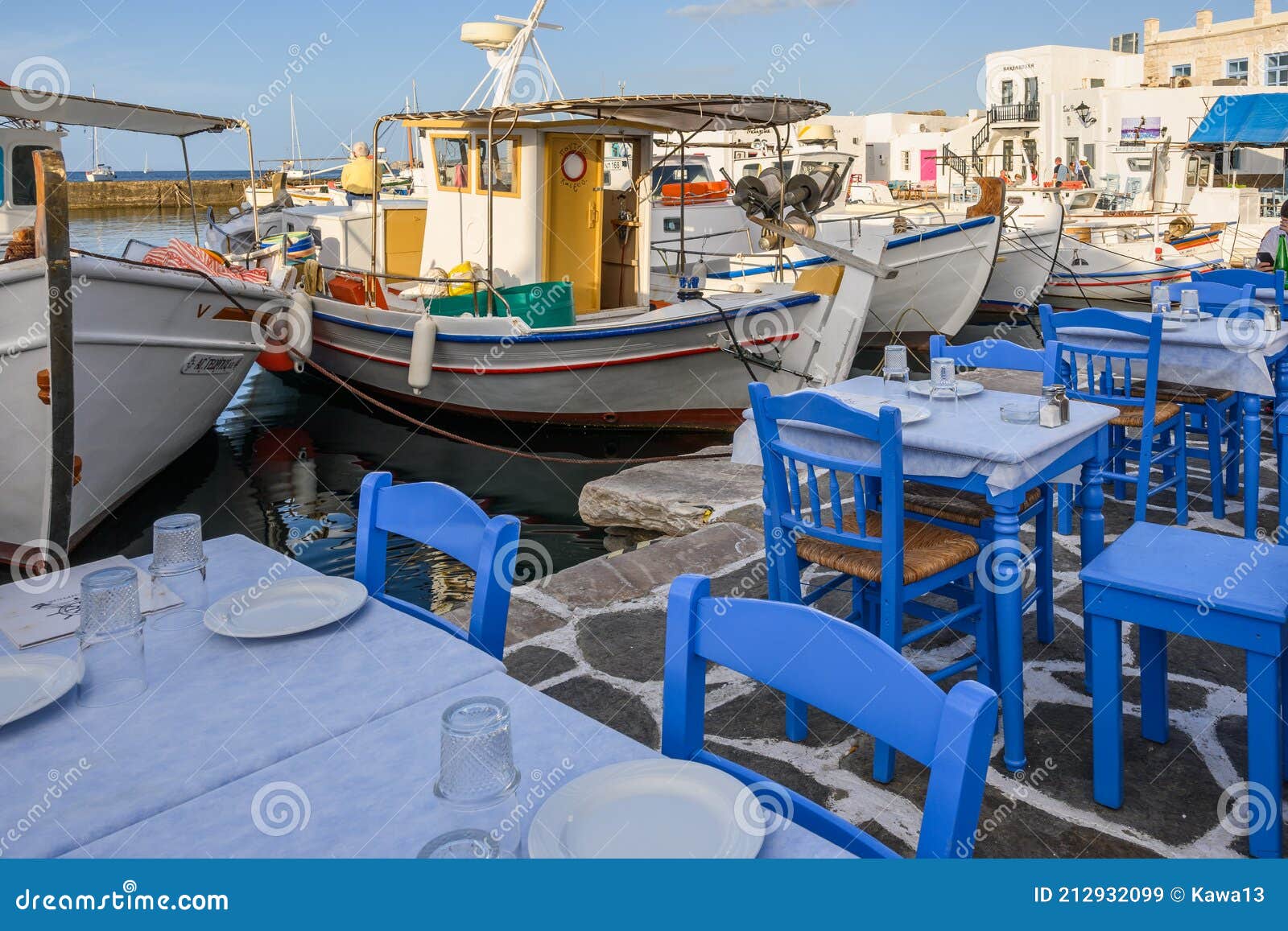 Tables Et Chaises Dans Restaurant De Poisson. Le Port De Naoussa Sur L'île  De Paros. Cyclades Grèce Image stock éditorial - Image du architecture,  grèce: 212932099