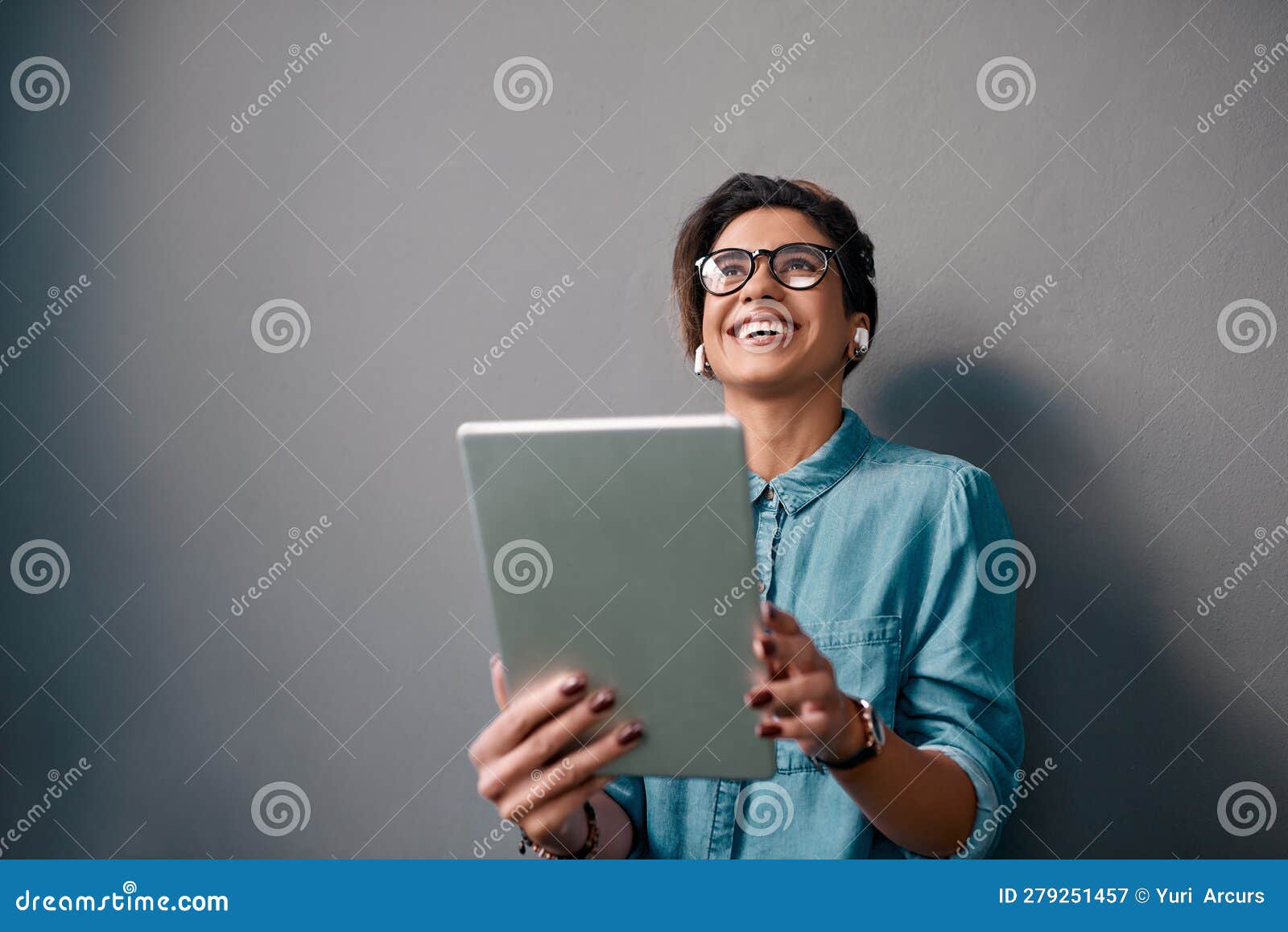 Tablet Feminina E Pensar Com Fones De Ouvido Por Fundo De Parede