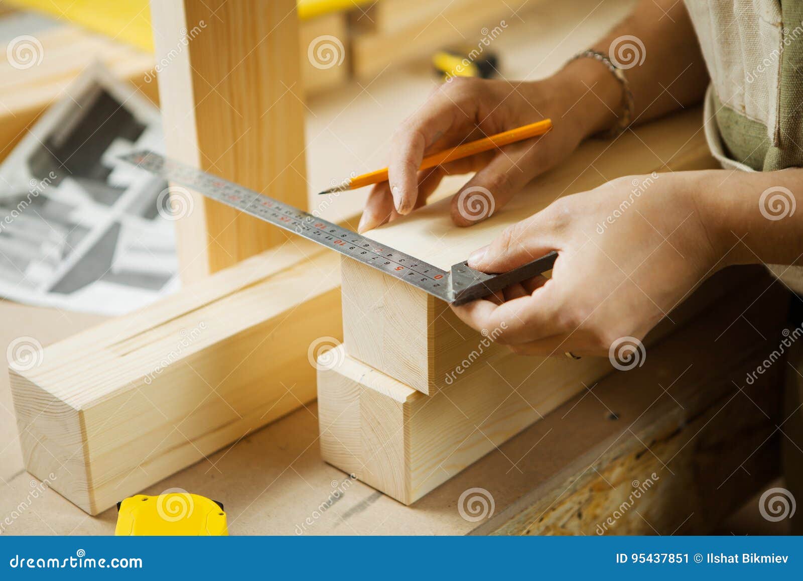 Tablones De Madera De La Medida Del Artesano Con La Ayuda De La Regla  Taller Del Carpintero Imagen de archivo - Imagen de industria, medida:  95437851