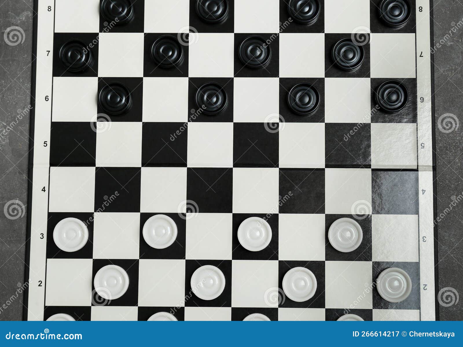 Conceito de estratégia e xadrez com figuras de xadrez na vista superior do  tabuleiro de damas.