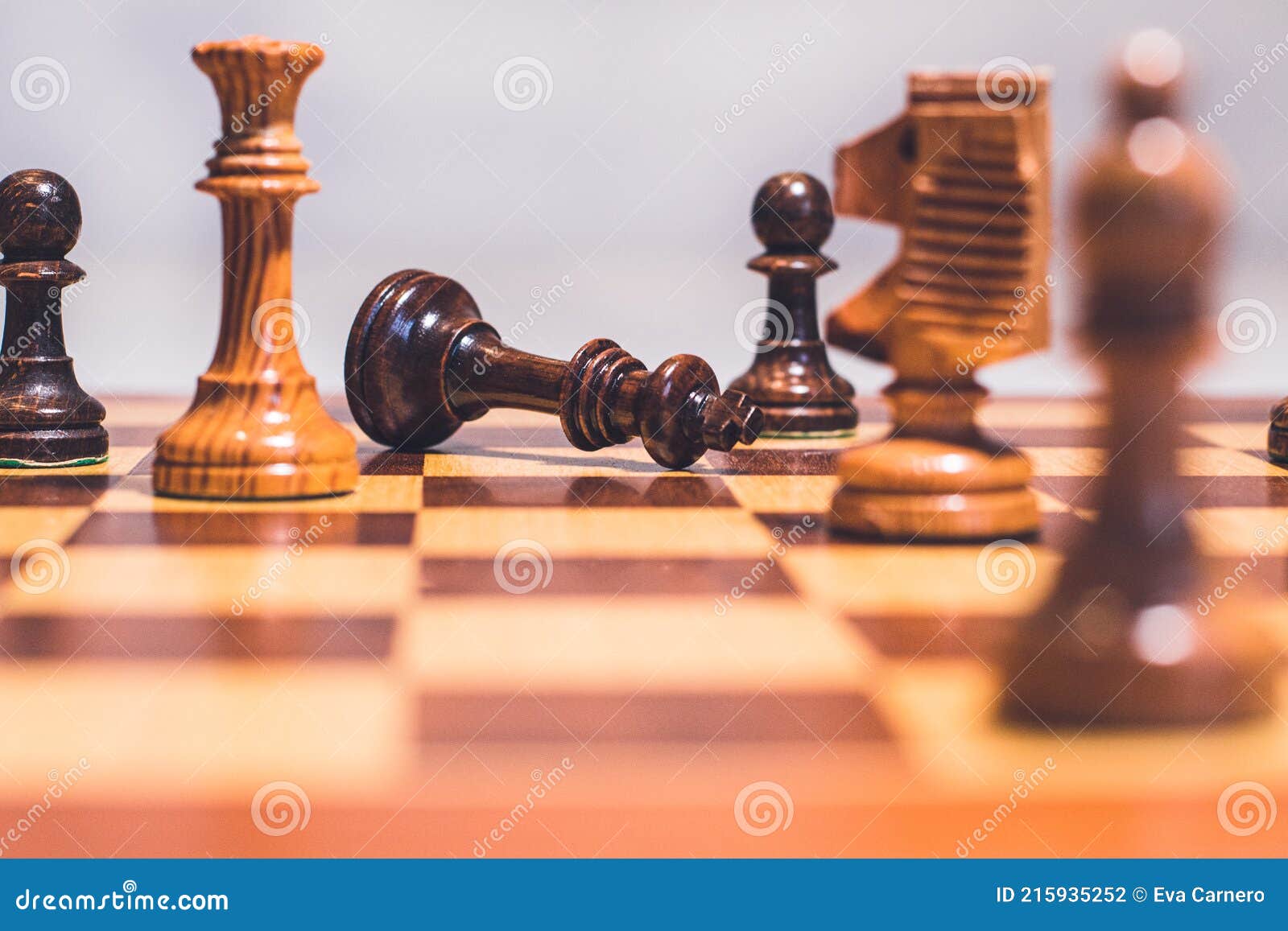 Tabuleiro De Xadrez Com Chips E O Rei Deitado No Xeque-mate Foto de Stock -  Imagem de inteligência, potência: 215935252
