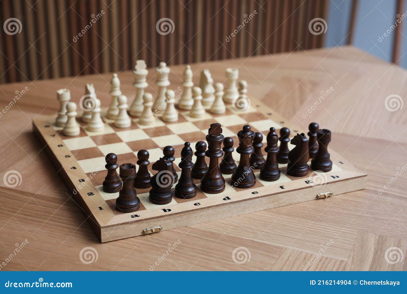 Tabuleiro De Xadrez Com Peças Em Mesa De Madeira Foto de Stock