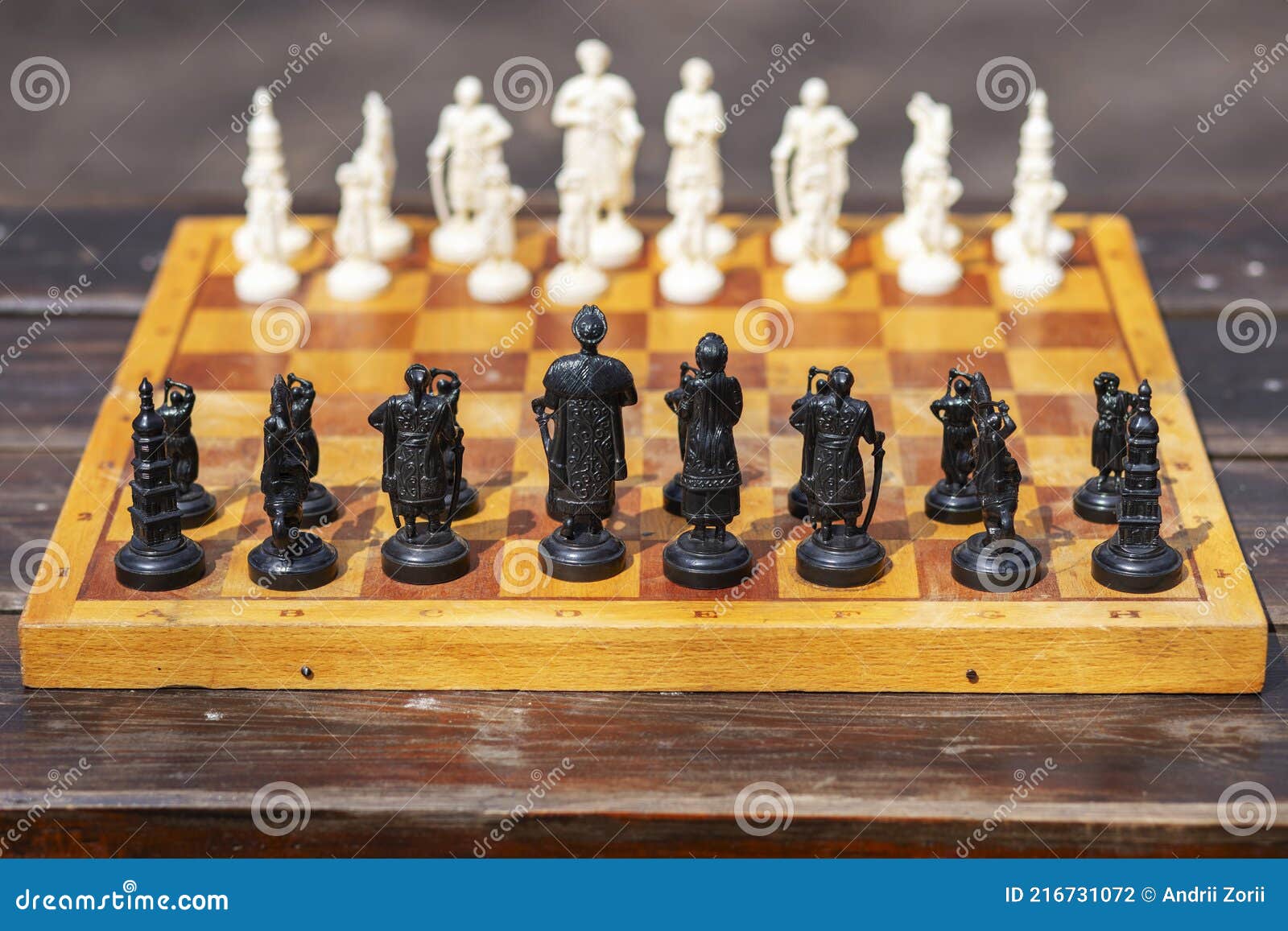 Tabuleiro De Xadrez Com Peças Em Mesa De Madeira Foto de Stock