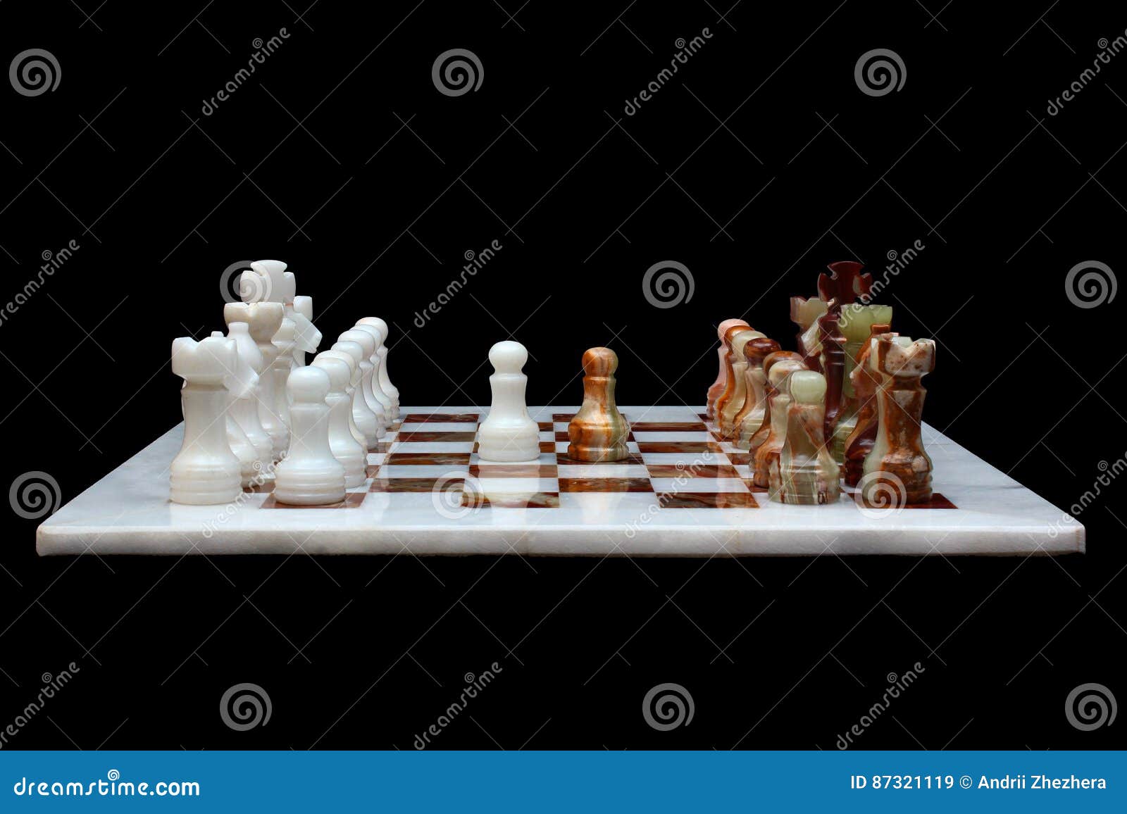 Parte do tabuleiro de xadrez com peças de xadrez em pedra com pedras no  fundo