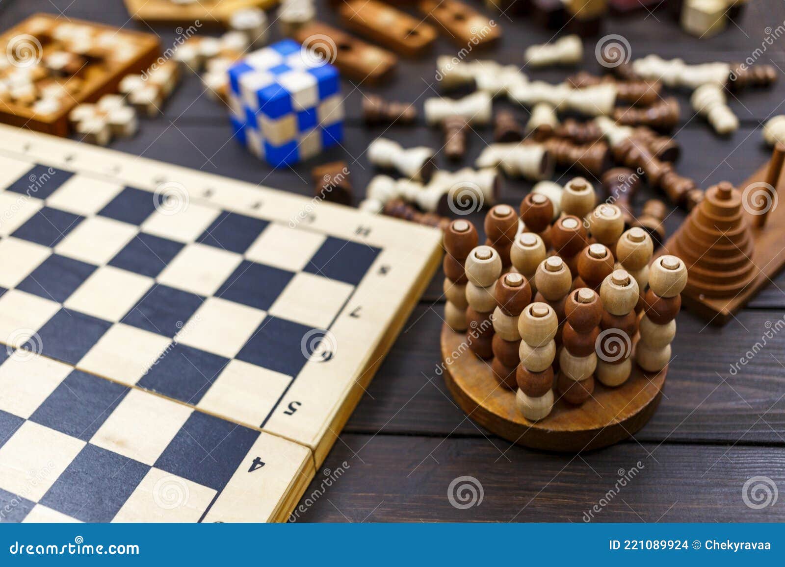 Tabuleiro De Xadrez E Números De Xadrez Em Cubos De Madeira Jogos De Puzzle  Em Mesa De Madeira Escura. Jogos Lógicos Populares Par Foto de Stock -  Imagem de movimento, xadrez: 221089924