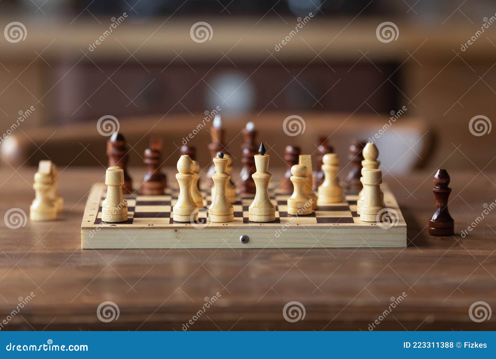 Tabuleiro de xadrez com peças de xadrez na mesa tudo está pronto para a  batalha do jogo
