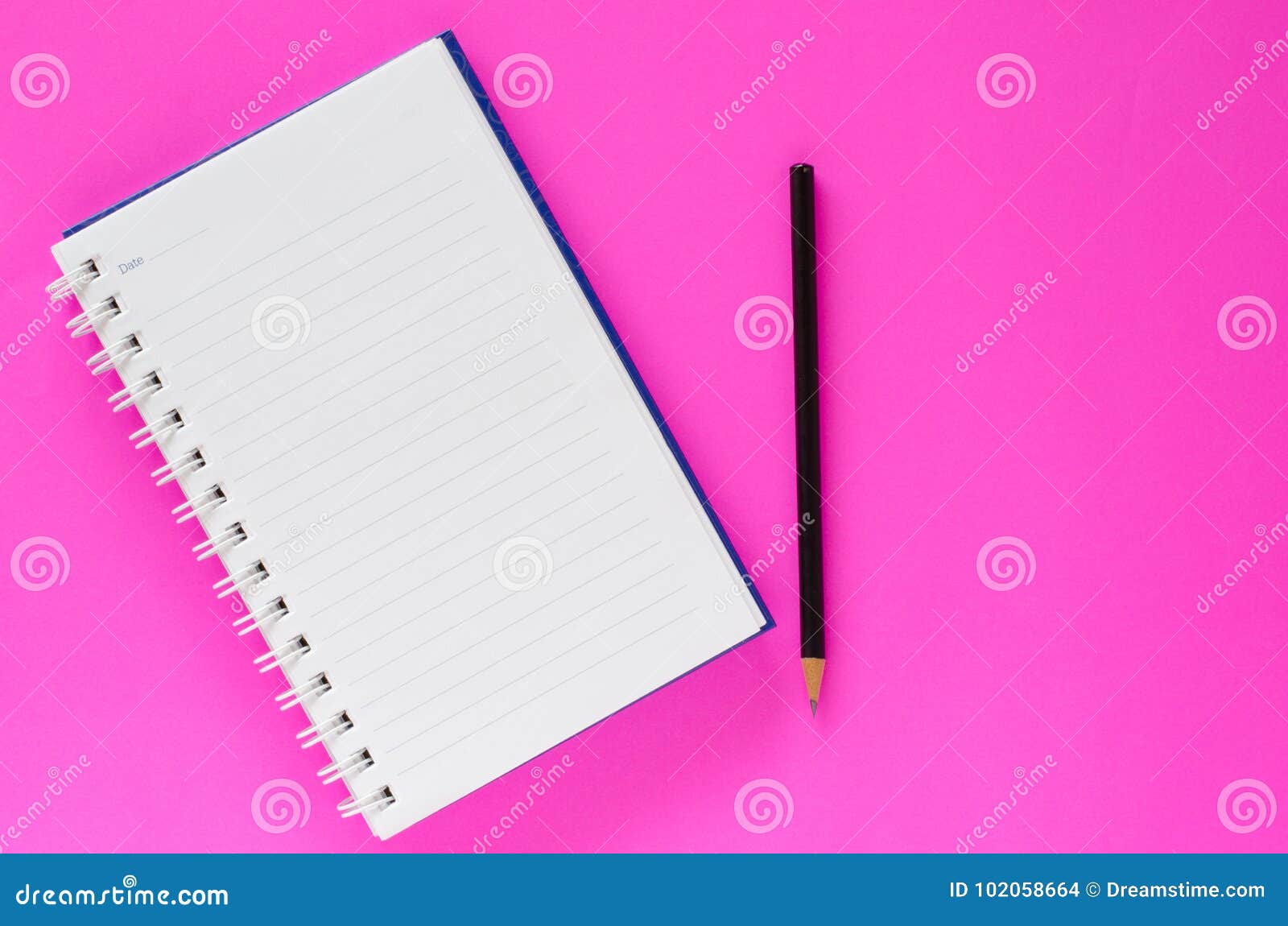 Taccuino bianco e matita nera sul fondo rosa di colore con la c ... Colori con la c