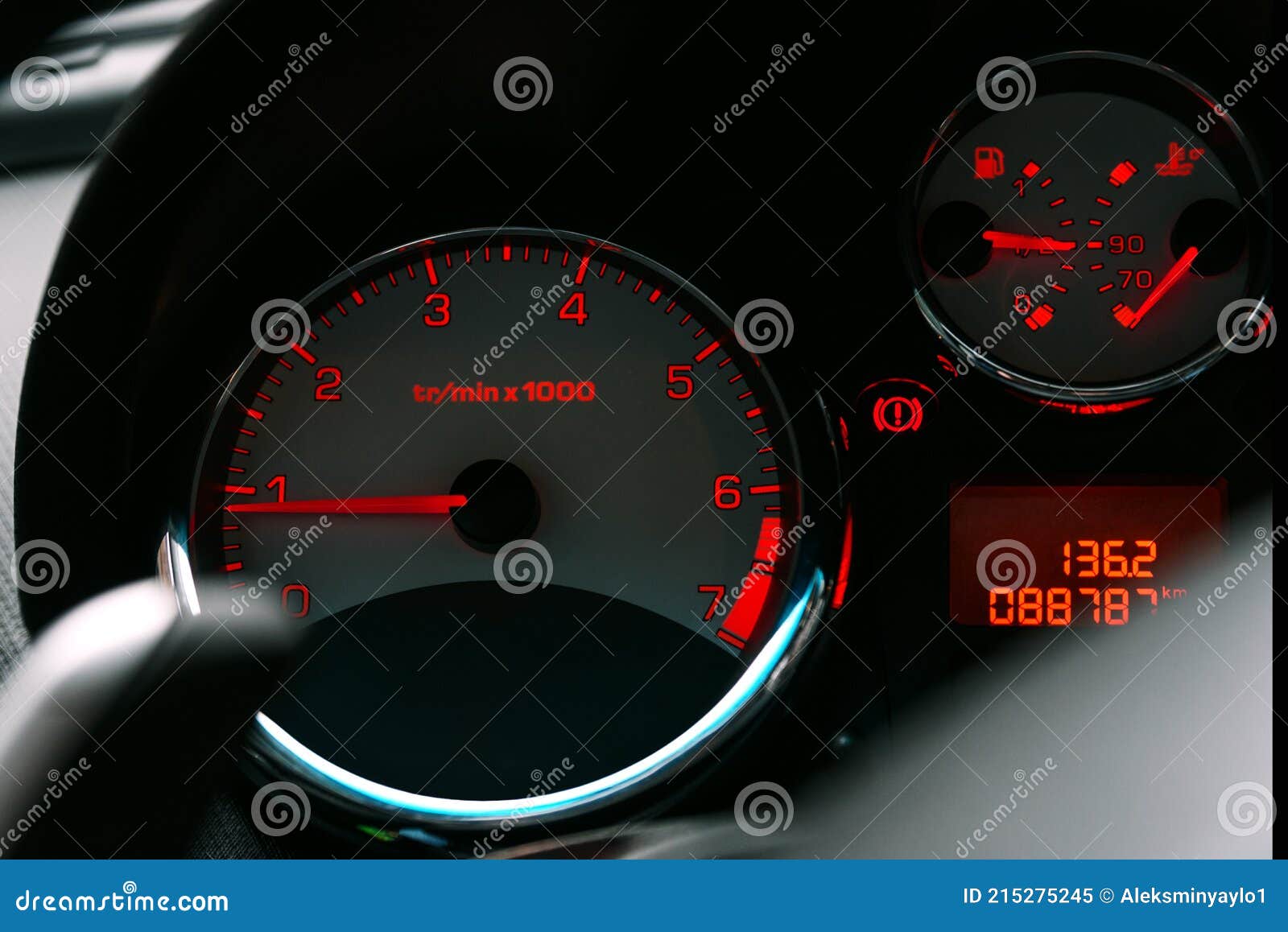 https://thumbs.dreamstime.com/z/tacho-mit-drehzahl-und-kilometerz%C3%A4hler-im-auto-tachometer-kraftstoffstand-wassertemperatur-mehr-armaturenbrett-215275245.jpg