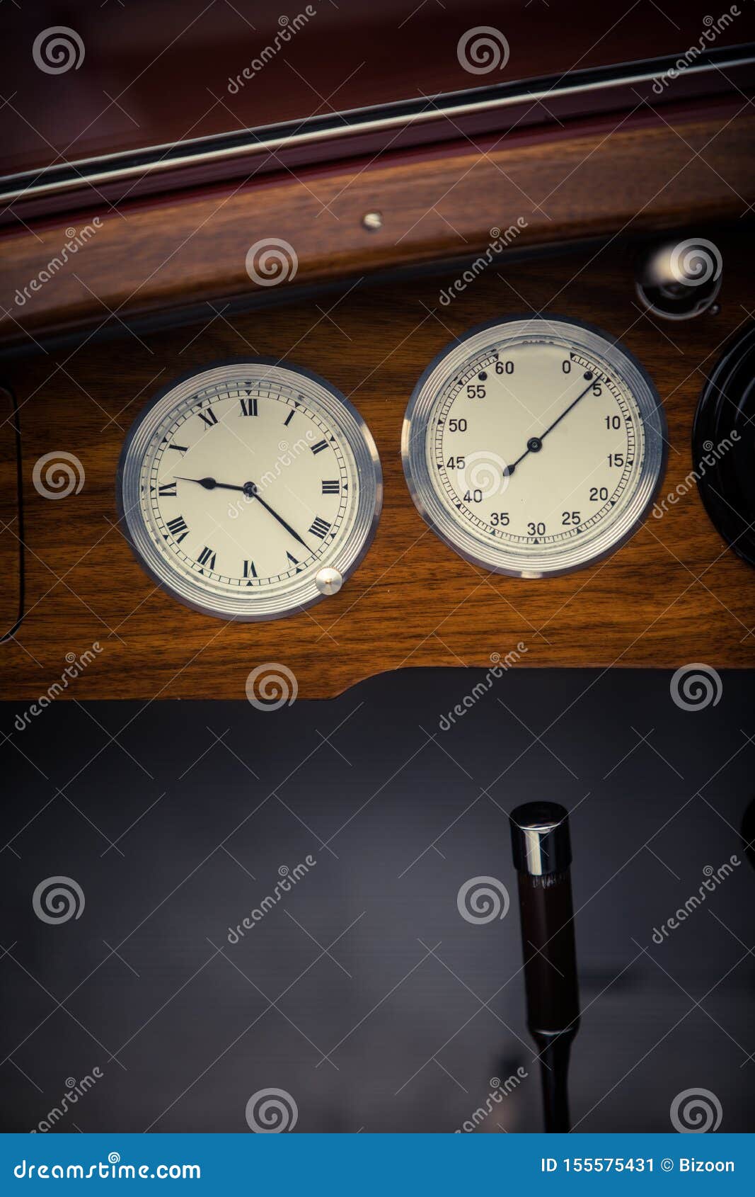 Tachymètre Et Une Horloge Sur Le Tableau De Bord D'une Voiture De