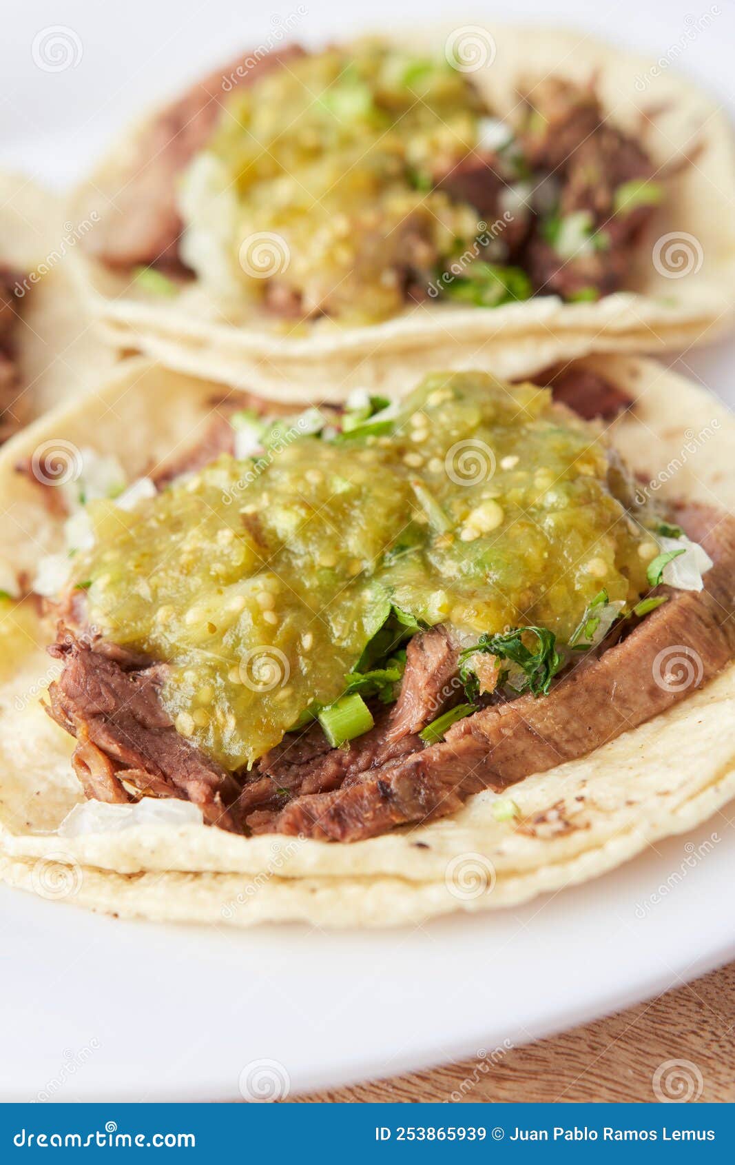 Taco Mexicano Com Salsa E Uma Variedade De Coberturas Imagem de Stock