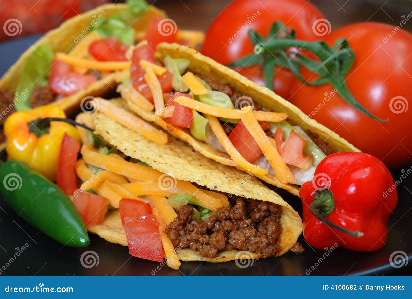 Primer del tacos en la placa con los tomates, el habanero y pimientas del serrano.